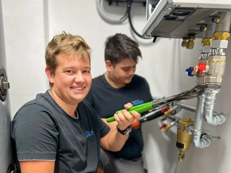 Zwei Monteure bei der Montage einer Heizungsverrohrung